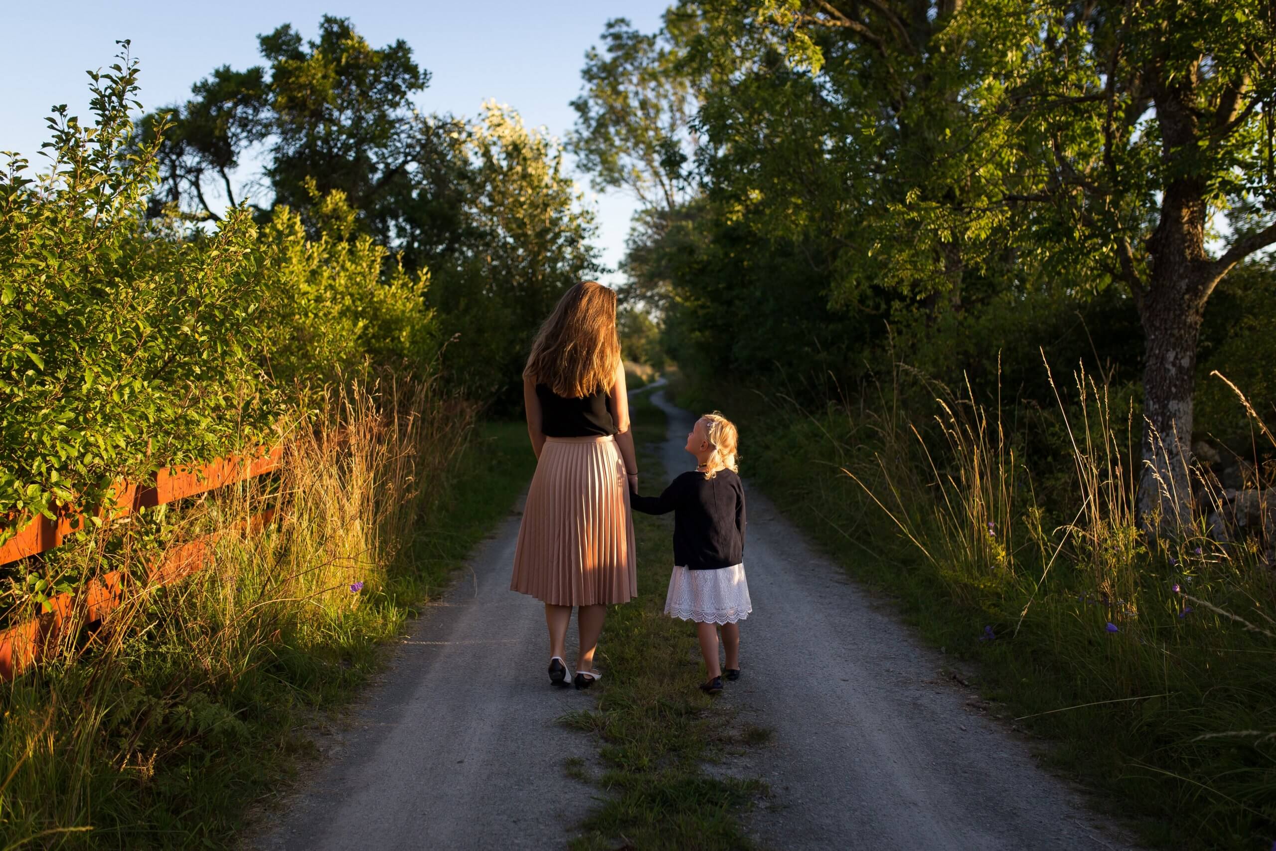 mãe e filha a passear pelo campo